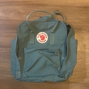 Brand new condition. Only been used a couple times, no marks or stains.